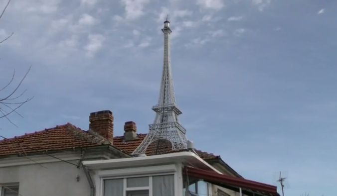 3-метрова Айфелова кула събира погледите в Бургас ВИДЕО 