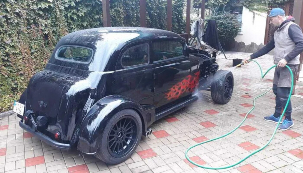 Стар москвич бе превърнат в стилен хот род СНИМКИ