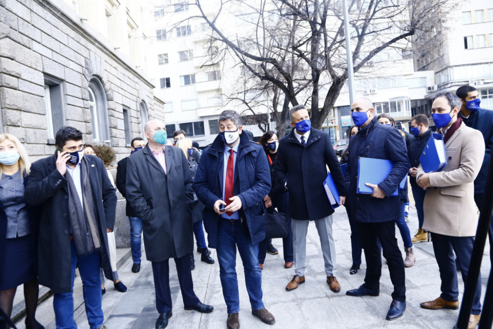 Нов удар за Цветанов, изпревариха го при регистрацията за изборите СНИМКИ