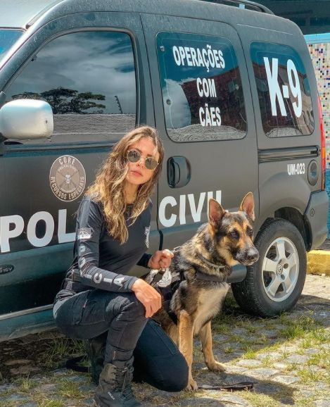 Полицайка се бори с престъпността, но самата тя нарушава закона с разголени СНИМКИ 18+