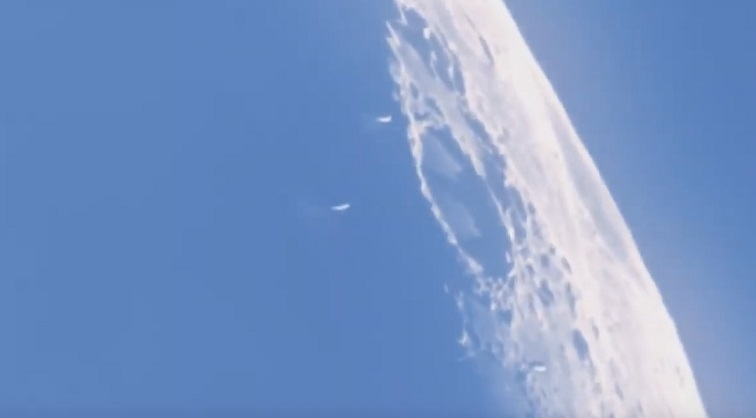 Три огромни НЛО прелетяха покрай Луната, заснеха ги ВИДЕО