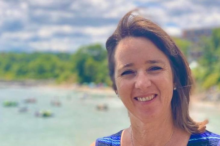 Мануела Малеева се пусна по бански от морето след регистрацията на ДБ СНИМКИ