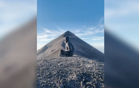 Зрелищно ВИДЕО: Момче медитира в планината, а зад него изригна вулкан 