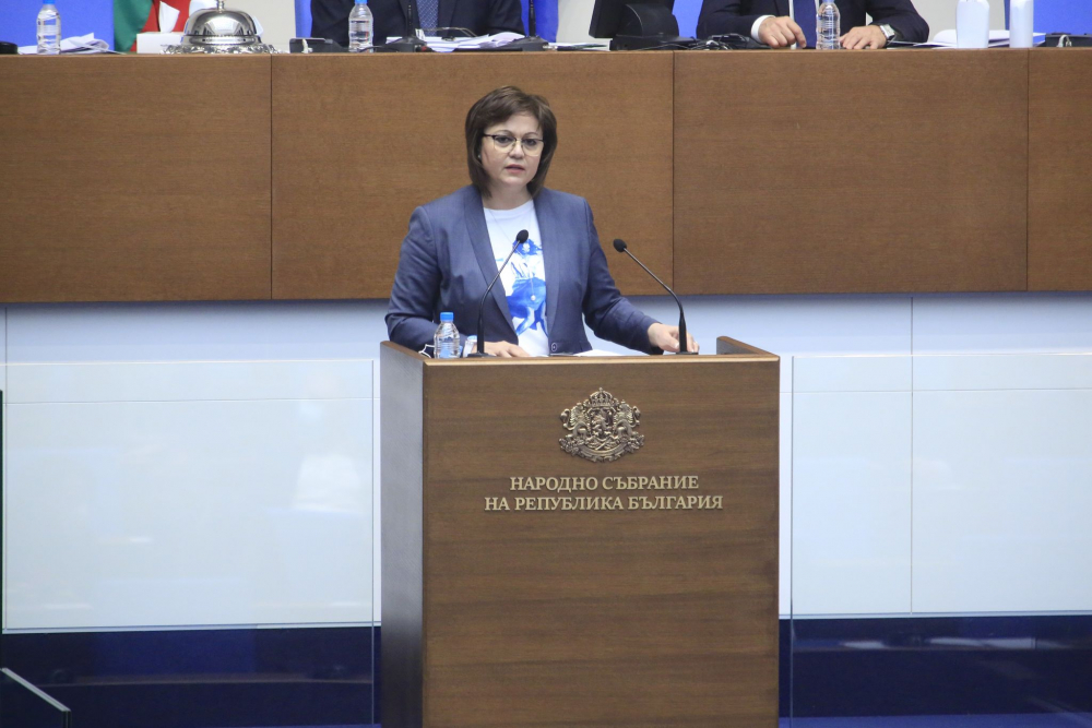 Нинова цитира шокиращи безумия от учебниците и даде революционна идея за образованието