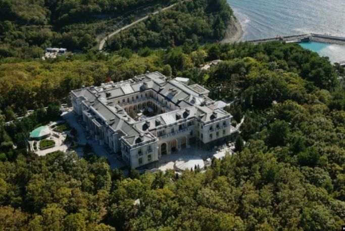 Строители пред Би Би Си: Казаха ни да завършим двореца за рождения ден на Путин