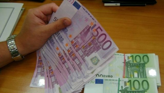 Шок! Митничари спипаха 100 бона в джобове на турски шофьор