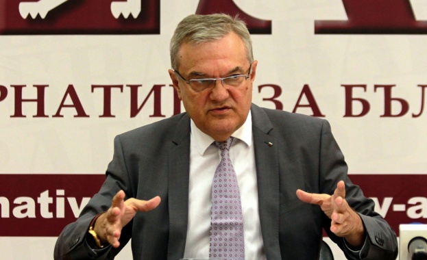 Румен Петков заговори като Мангъров и нарече ген. Мутафчийски "гологлаво пингвинче" 