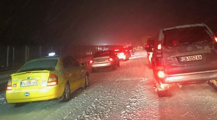 Шеф в АПИ посочи виновниците за снежната тапа на АМ "Тракия"