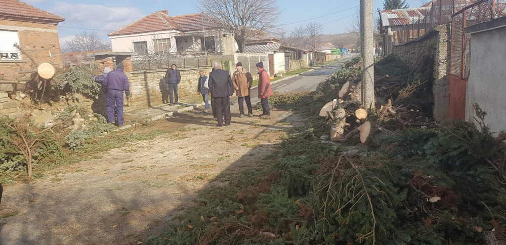 Ураганен вятър вилнее със страшна сила в страната, помита всичко по пътя си ВИДЕО