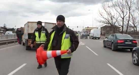 Заради трупа от Искър, изваден под моста на "Ботевградско шосе", шофьорът ще... ВИДЕО