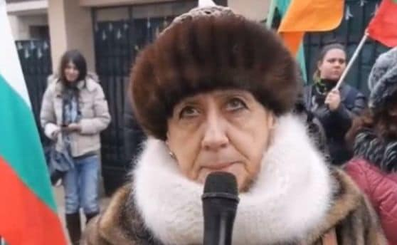 Цялата в скъпи кожи, а протестира - така Соня Колтуклиева скастри Ренета Инджова
