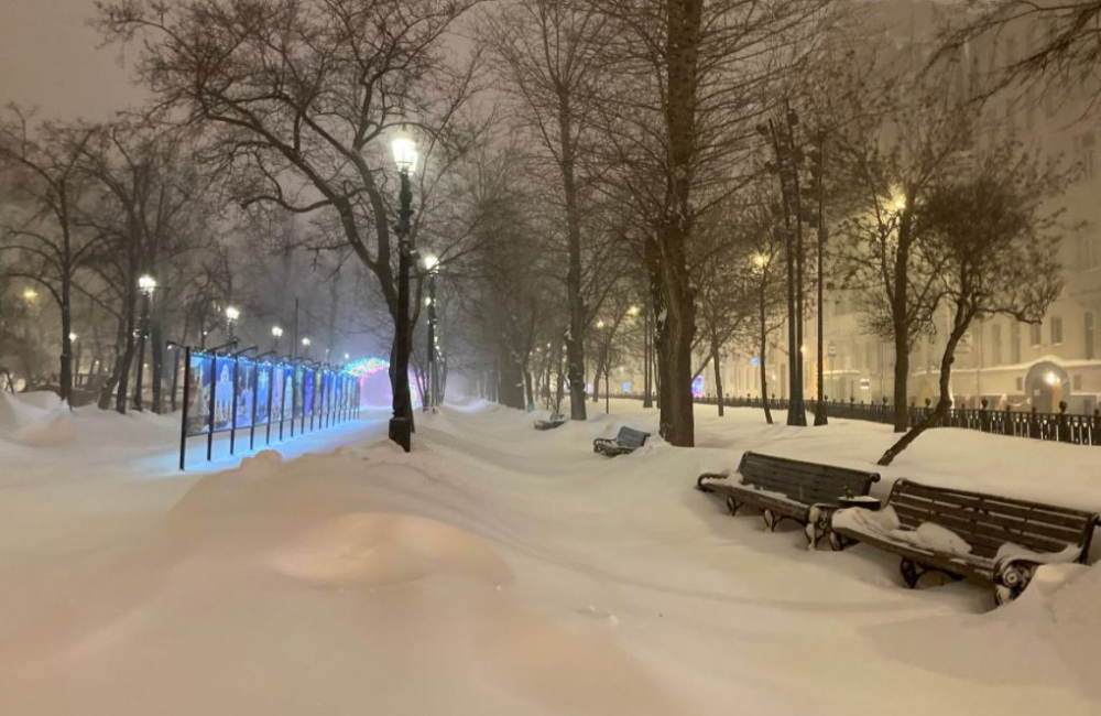 Майка съблече трите си деца в снега и ги накара да се молят СНИМКA