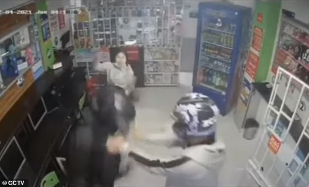 14-г. момиче разказа играта на двама въоръжени обирджии ВИДЕО 