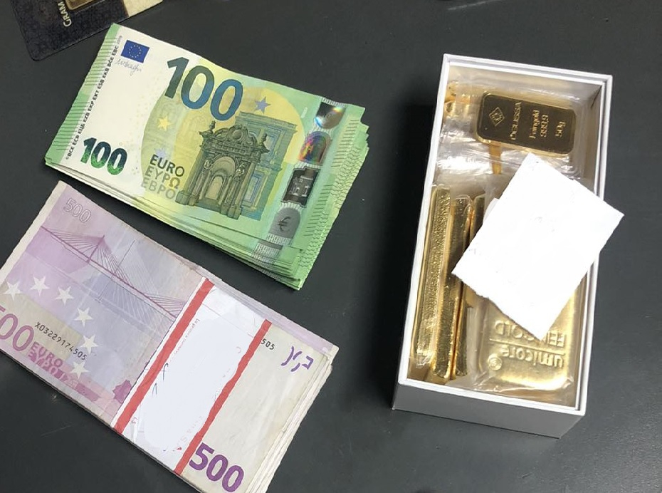 Митничари на "Калотина" извадиха килограми злато от Аudi Q7 на турчин, ето къде го скрил СНИМКИ