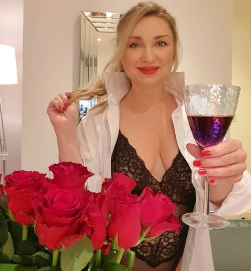 Развратница: Галя от "Каризма" се пусна по еротично бельо с деколте до пъпа СНИМКИ 18+