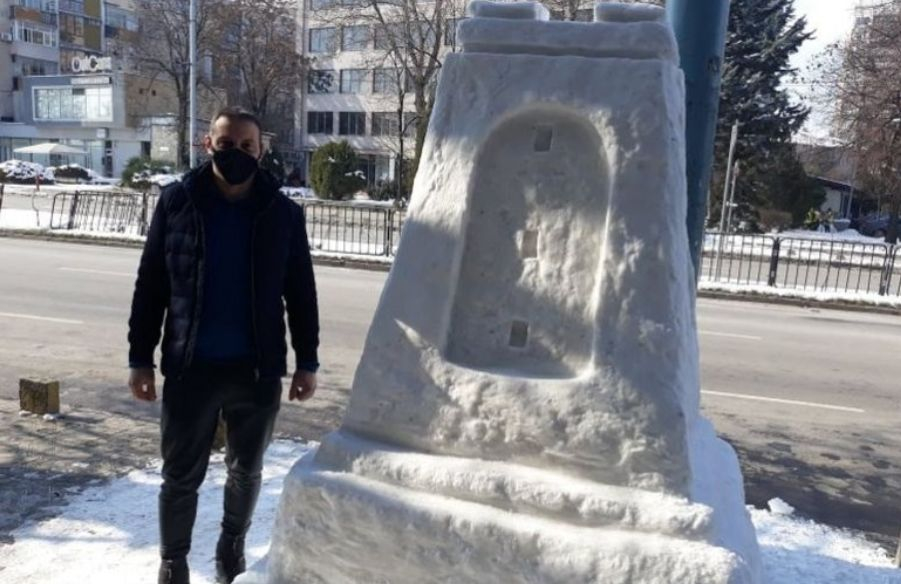 Двуметров Паметник на свободата от лед събира погледите на пловдивчани СНИМКИ 