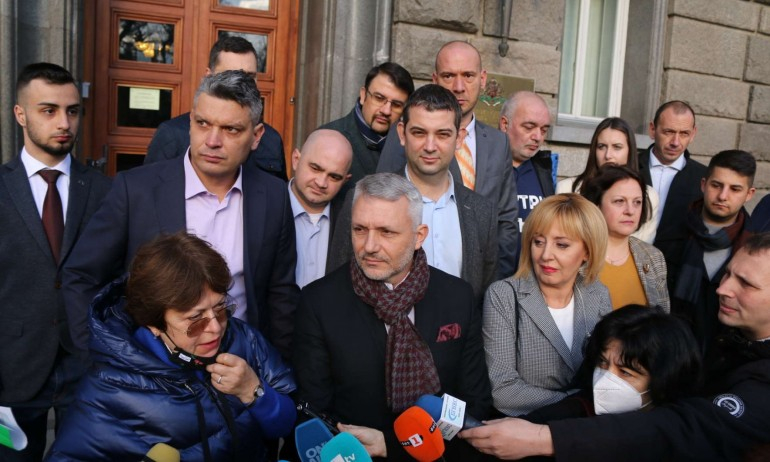 "Отровното Трио" и Манолова закъсаха за пари! Молят се на всеки