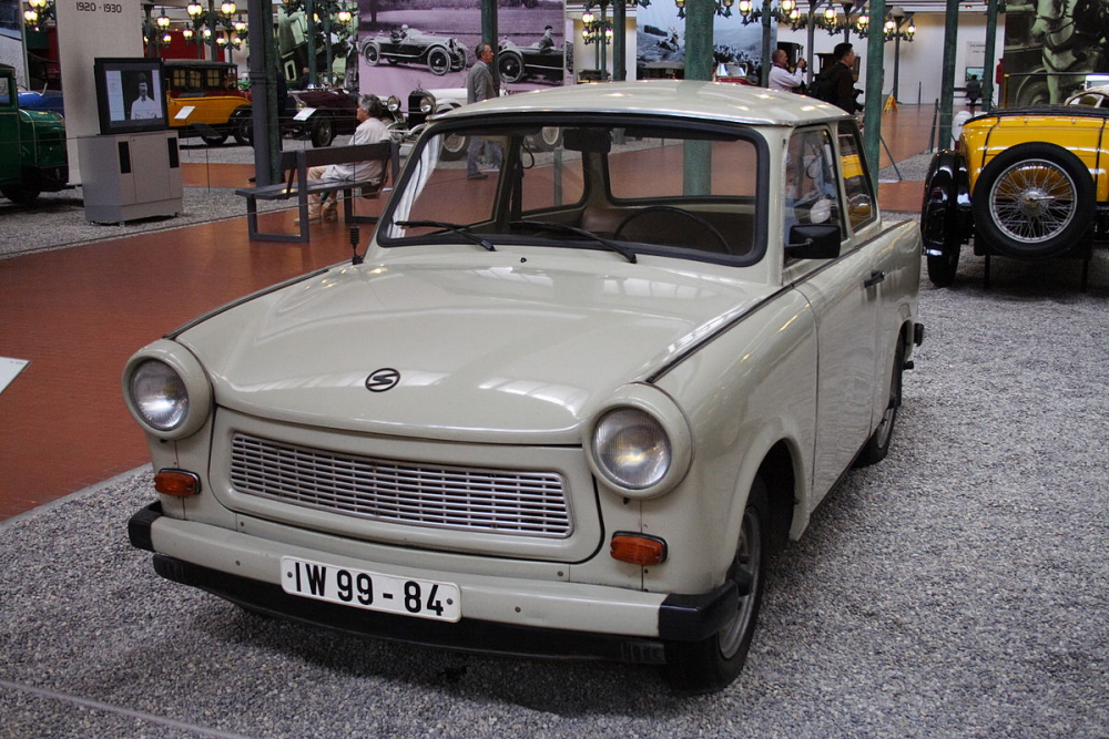 Шофьор провери до каква скорост може да ускори Trabant от 1979 година ВИДЕО 