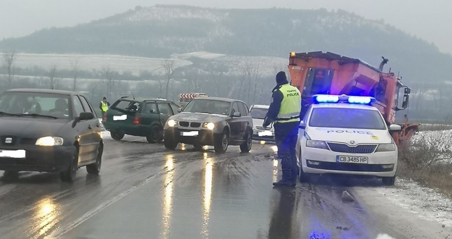 Ауди се заби в снегорин край Девня, има пострадал