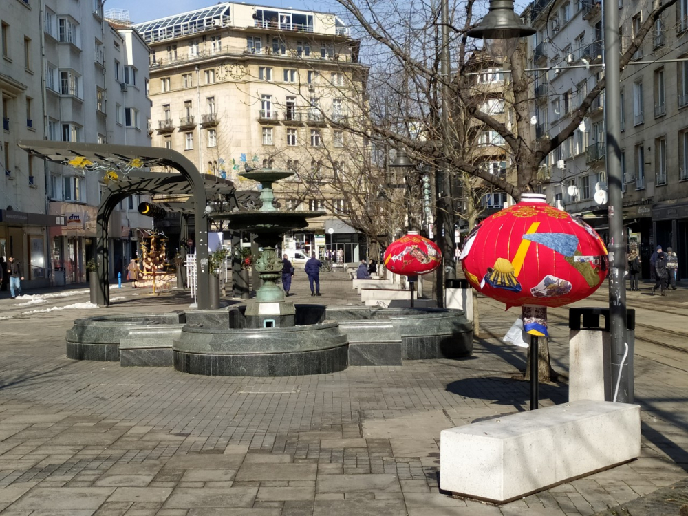 Фоторепортаж в БЛИЦ! "Светлините над града" грейнаха на площад Славейков