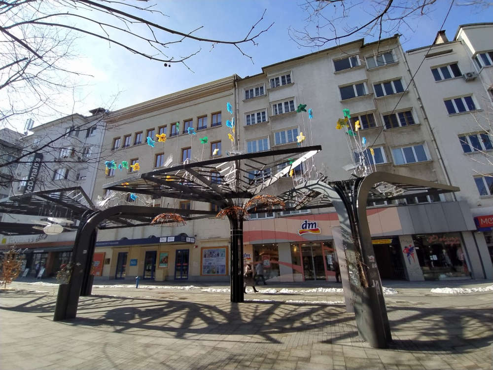 Фоторепортаж в БЛИЦ! "Светлините над града" грейнаха на площад Славейков