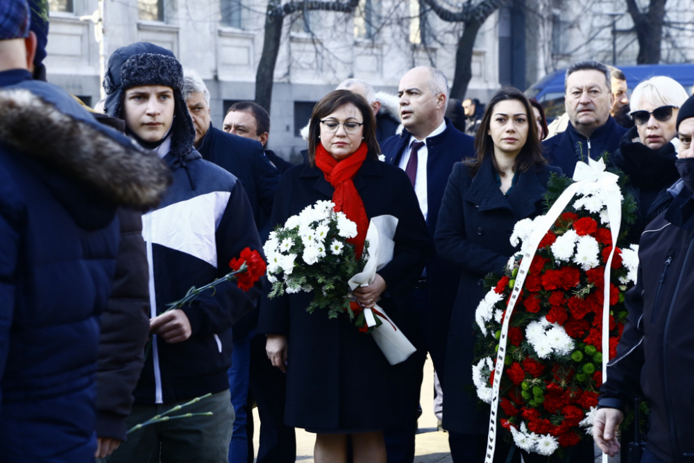 Нинова: Поклон, Апостоле! 