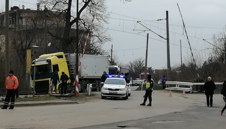 Влак и ТИР се удариха в Лом СНИМКА