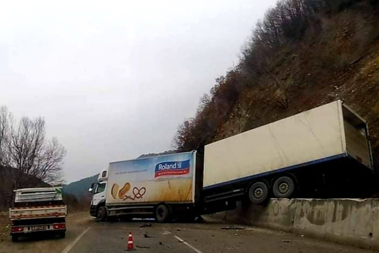 Зрелищна каскада затвори пътя между Банско и Гоце Делчев