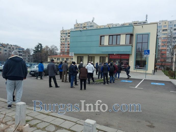 Опашки от желаещи да се ваксинират се извиха и в Бургас СНИМКИ 