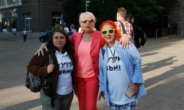  Аделина Банакиева без сутиен и с чутовен гаф по време на ваксинацията във ВМА
