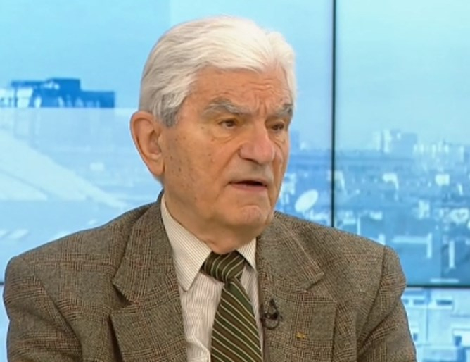Акад. Петрунов уточни колко продължава имунитетът от трите ваксини у нас