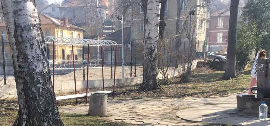 За отрицателно време сметището край минералния извор в Княжево... СНИМКИ