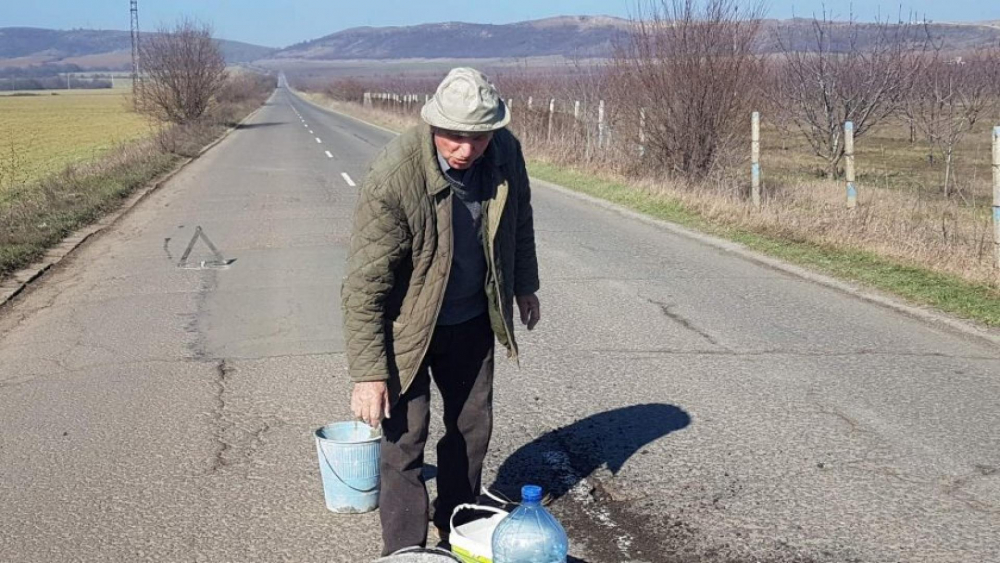 Цяла България говори за дядо Георги от Бата, който с лопата в ръка... СНИМКИ