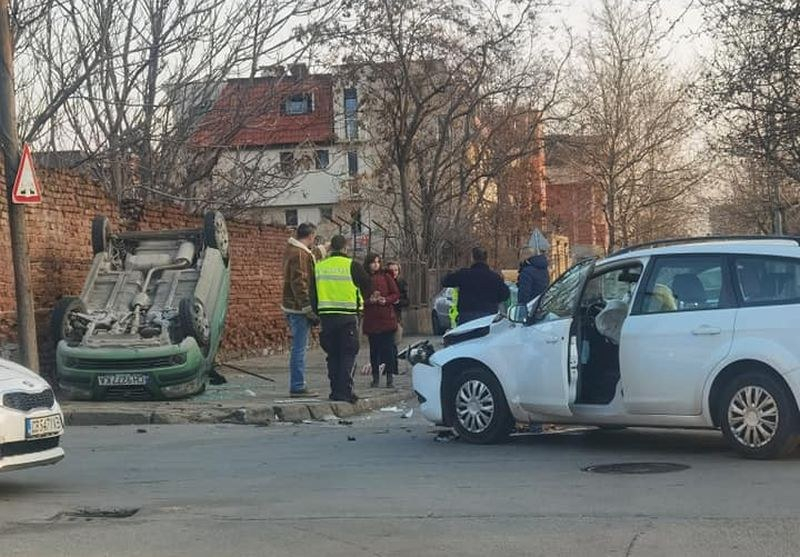 Ужасяващо меле в Сливен, хората се молят да няма жертви СНИМКИ 