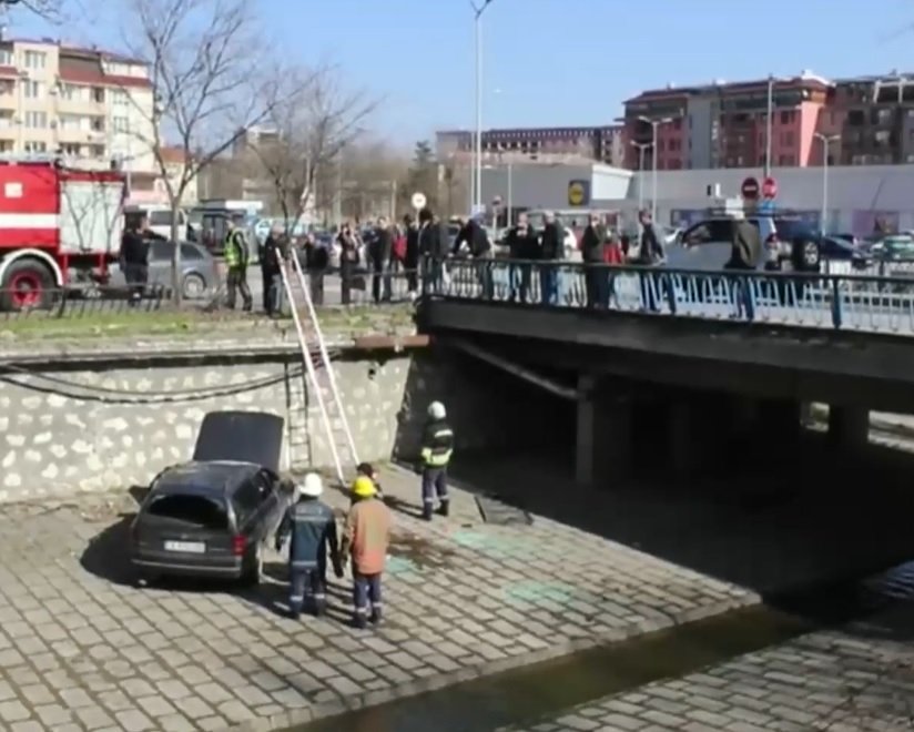 Невиждано опасна ситуация в Хасково! Сред зрелищна каскада в реката двама са... ВИДЕО