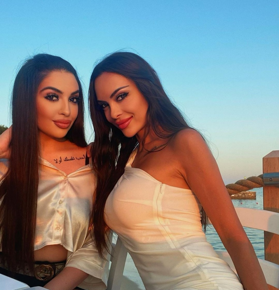Лияна и дъщеря се разголиха в невидими бикини СНИМКИ 18+