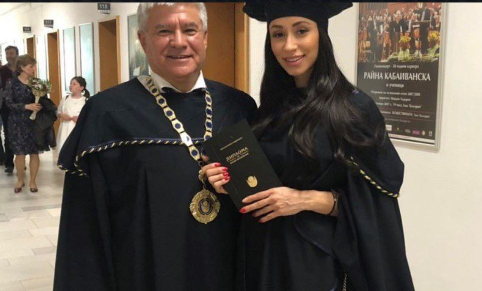 Браво: Гери от “Къртицата” получи диплома по право, връчена лично от ректора на НБУ СНИМКА