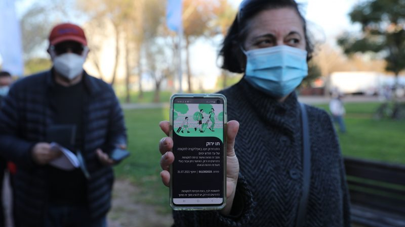 Свободни, но само с ваксина: Как работят "зелените пропуски" в Израел?
