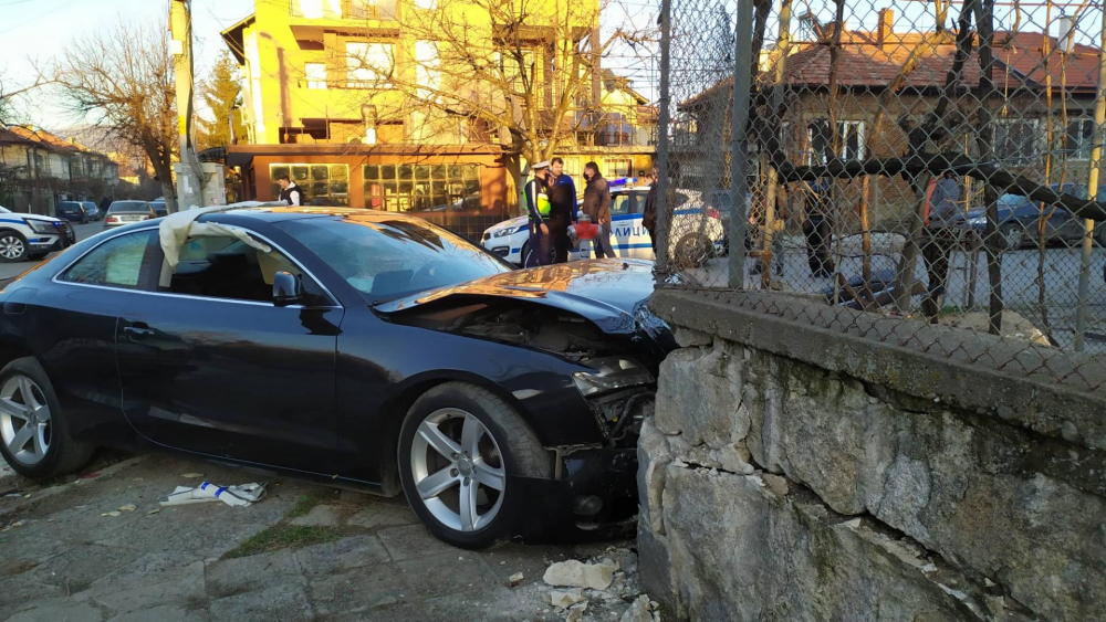 Зверско меле в Кюстендил! Режат ламарини, за да извадят хората СНИМКИ