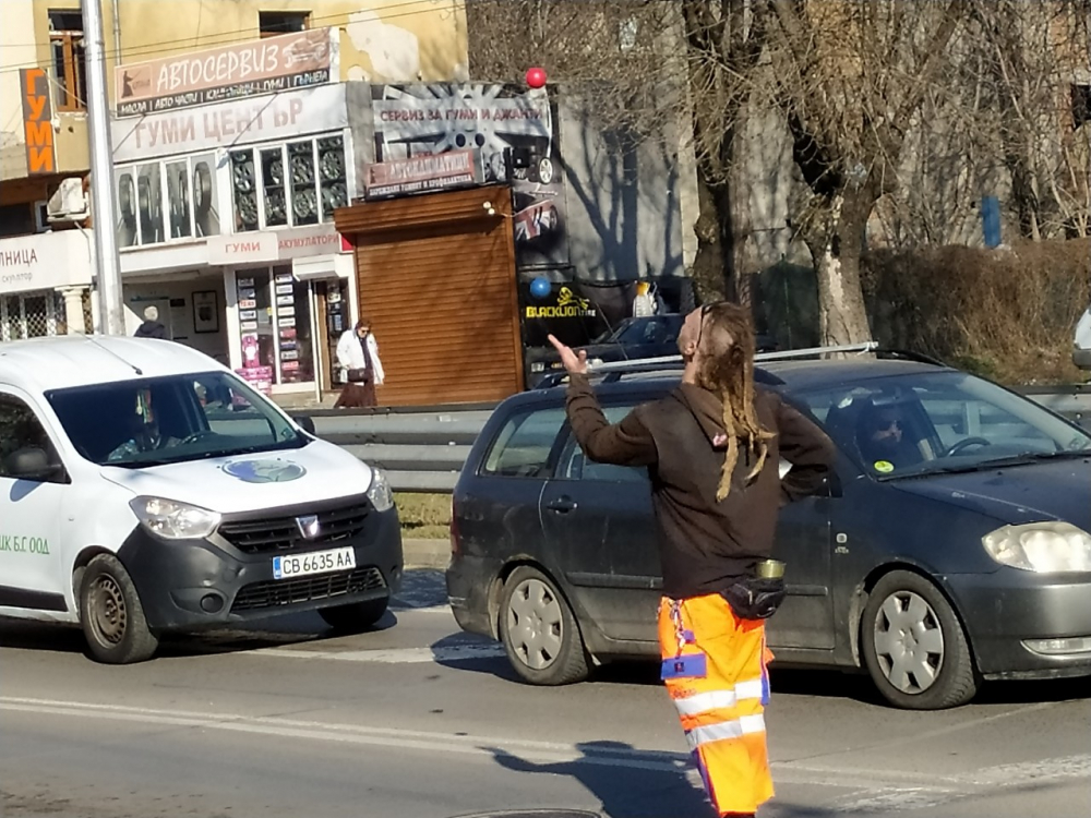 Млад мъж направи нещо уникално на столично кръстовище, всички него гледат ВИДЕО 