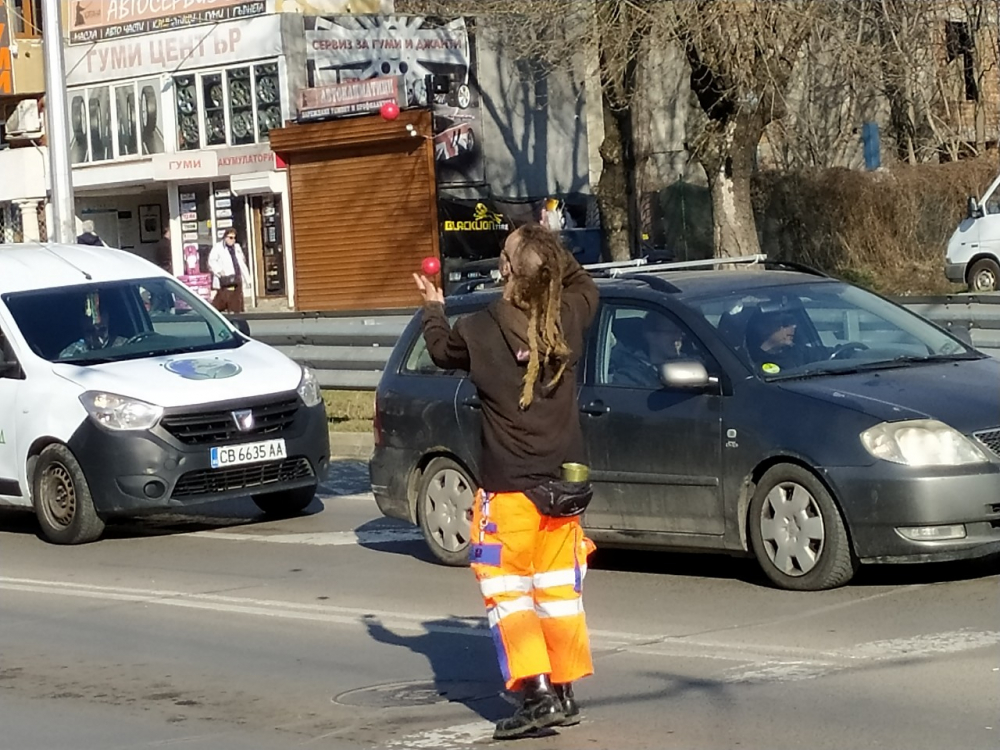 Млад мъж направи нещо уникално на столично кръстовище, всички него гледат ВИДЕО 