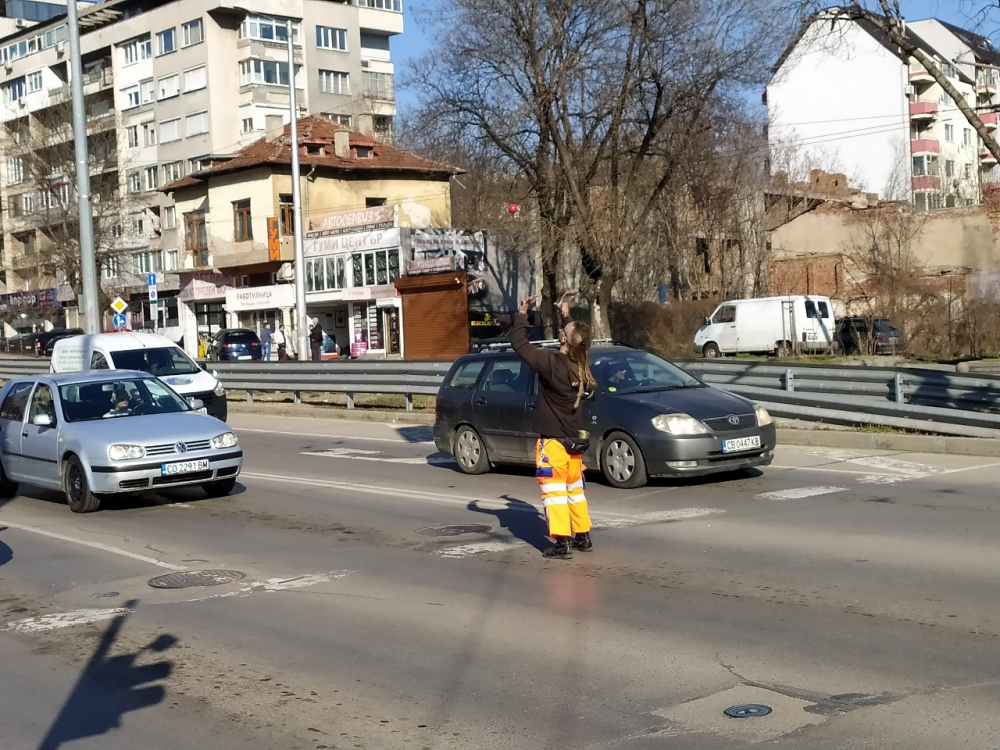 Млад мъж направи нещо уникално на столично кръстовище, всички него гледат ВИДЕО 