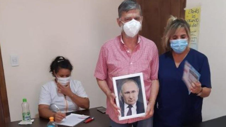 Аржентински кмет се ваксинира с портрета на Путин в ръце 
