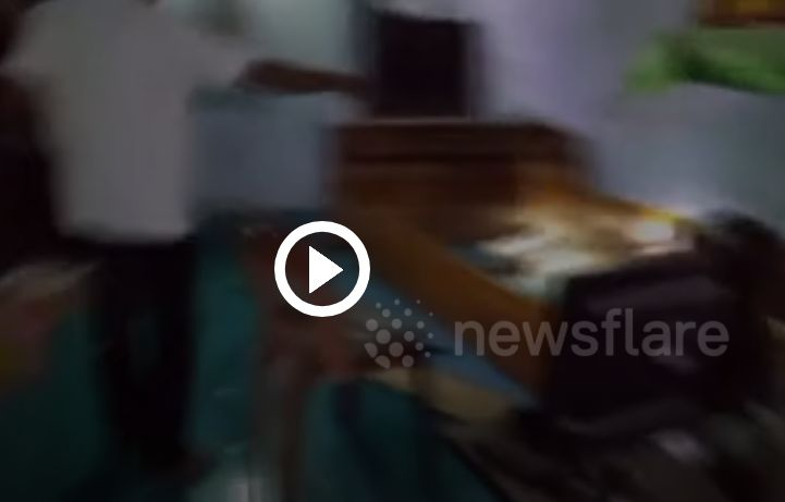 Жена се събуди от силно съскане, а когато погледна под леглото... 