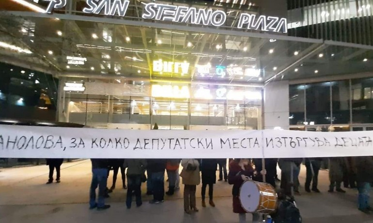 Протестиращи атакуваха Манолова: Боклук, мръсница! Тя бяга панически ВИДЕО