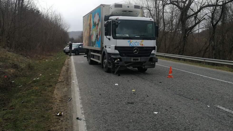 Ужас в Прохода на Републиката: Автобус отнесе кола с малки деца СНИМКИ