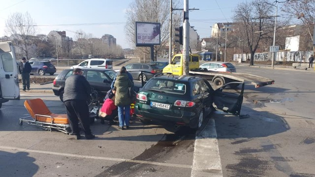 Извънредно! Тежка катастрофа в София, четирима бягат от мястото на инцидента ВИДЕО