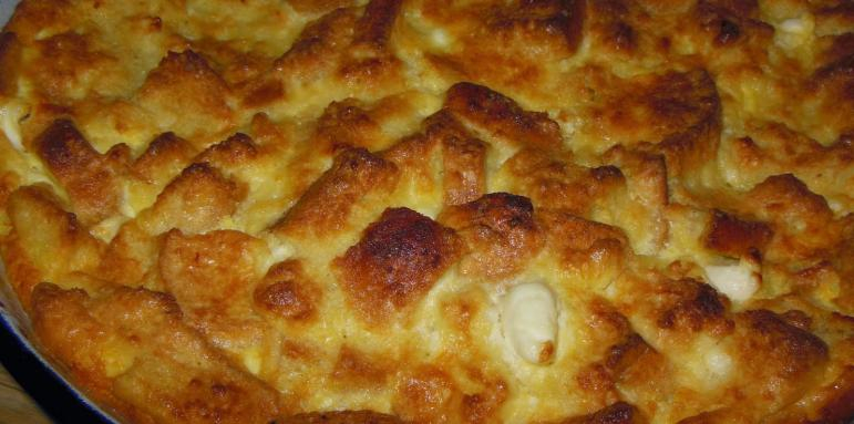 Икономична закуска: Баница със стар хляб