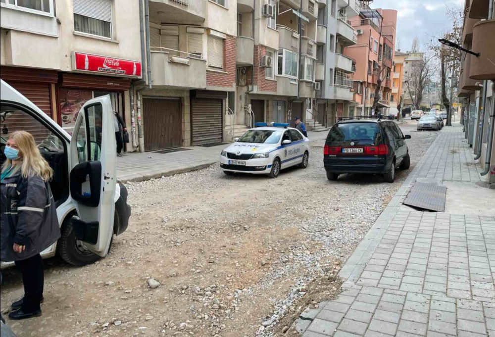Дупка в новоремонтиран тротоар погълна пловдивчанин СНИМКИ