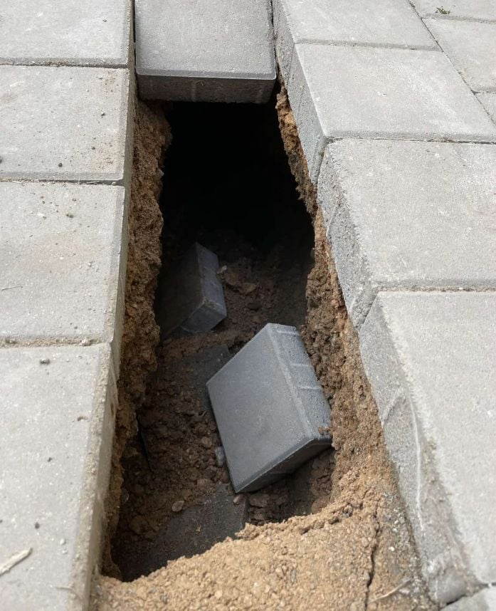 Дупка в новоремонтиран тротоар погълна пловдивчанин СНИМКИ